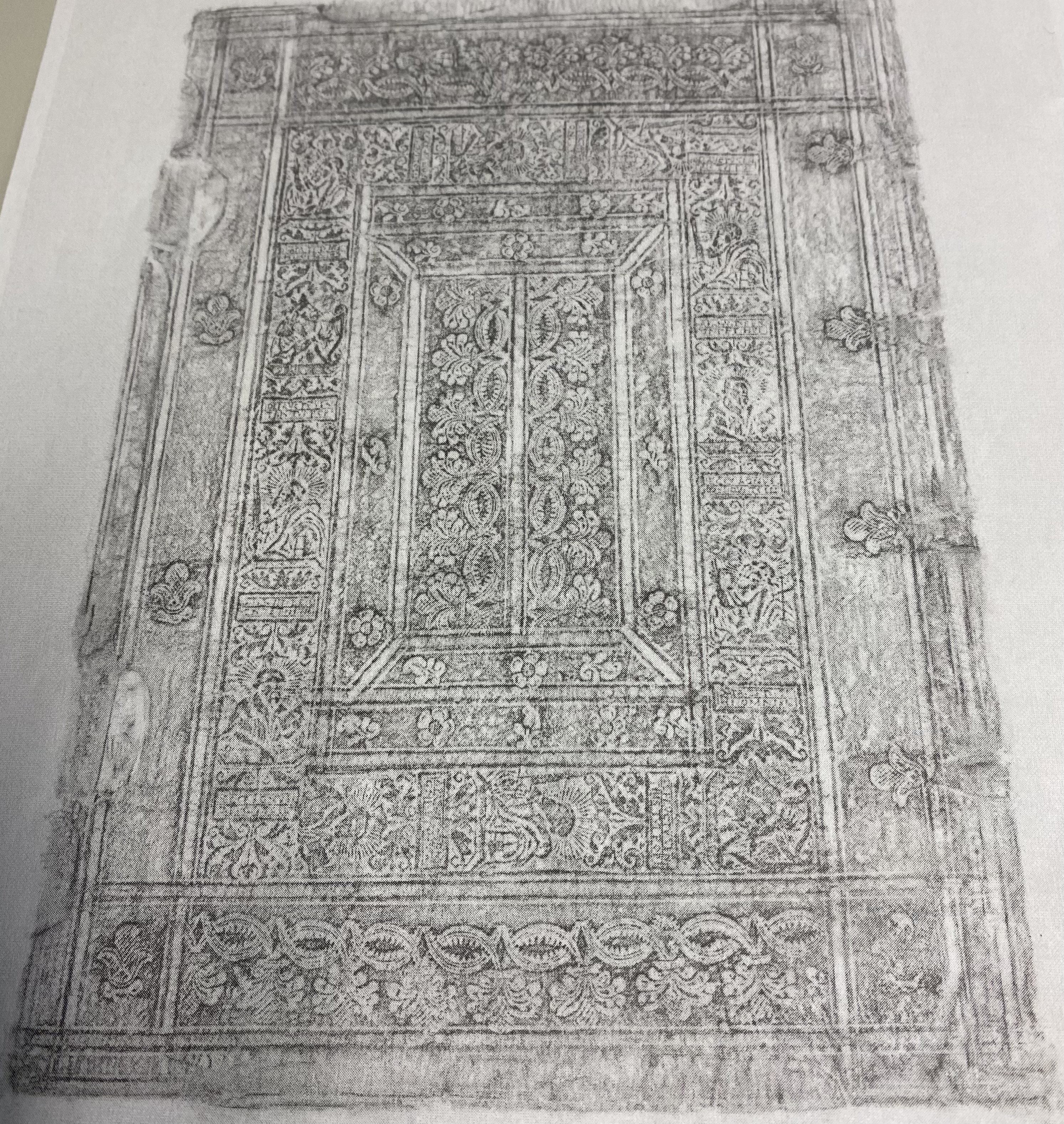 Image Description for https://www.hist-einband.de/Bilder/HAB/2° Cod. Ms. theol. lat. 38 Cim RD.jpg