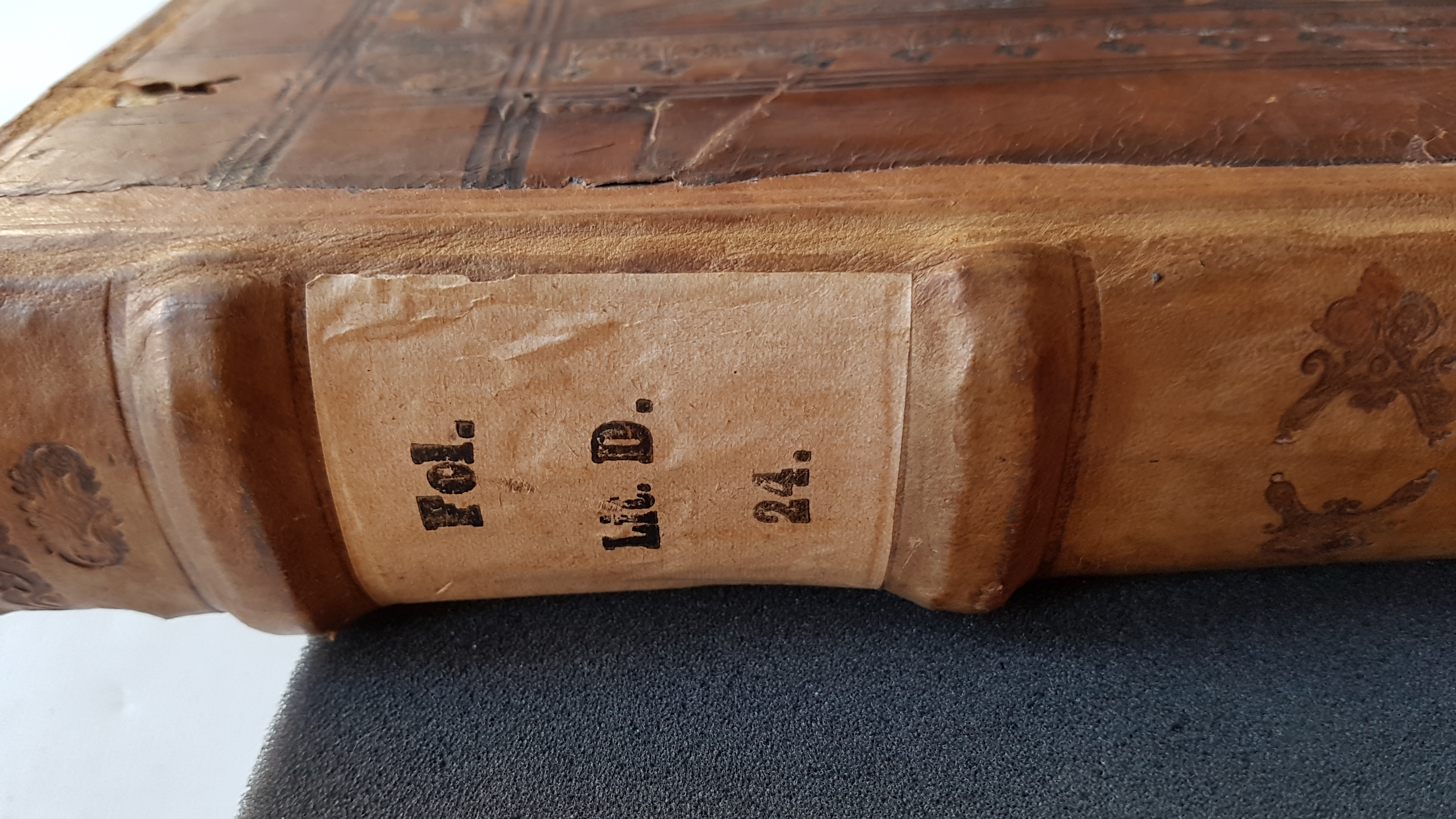 Image Description for https://www.hist-einband.de/Bilder/SBB/barth_k_2d24_br.jpg